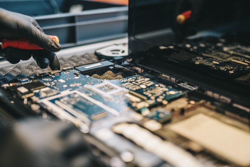 Reparatie van het moederbord van een geopende laptop